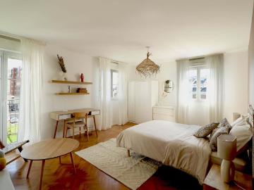 Spacious 23 m² bedroom with its private balcony for rent in coliving SDN40