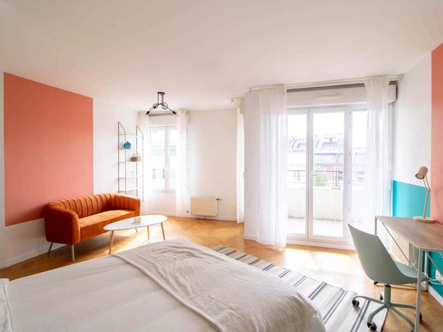 Spacious 23 m² bedroom to rent in Saint Denis SDN05