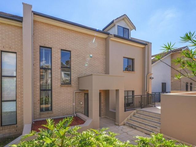 Spacious 207sqm Townhouse | Rear to North | Boutique Complex of Only 6