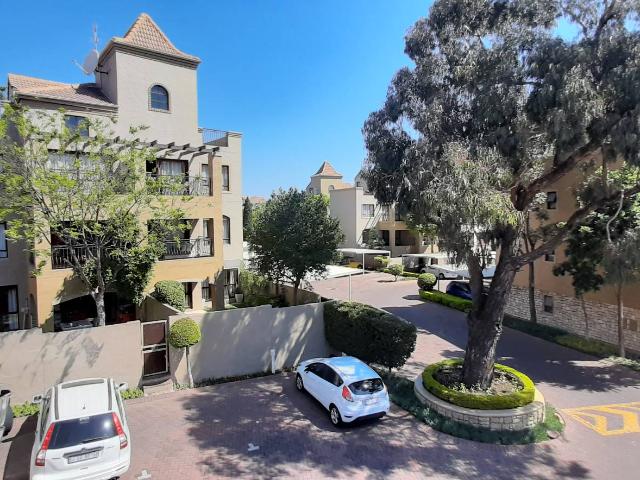 Spacious 2 bed, 1 bath loft apartment available in Lonehill