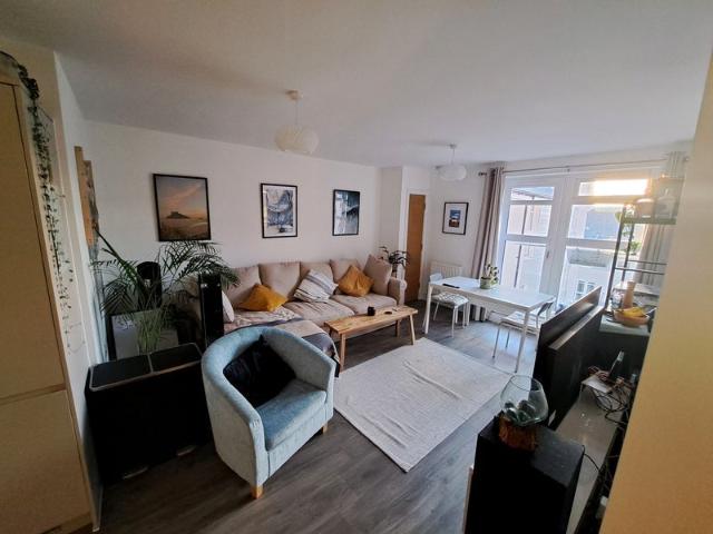 Spacious 2 Bed, 2 Bath Flat – 5 mins to Poole Quay