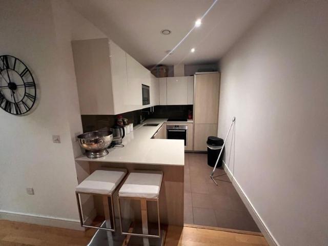 Spacious 2 bed 2 bath flat in battersea reach
