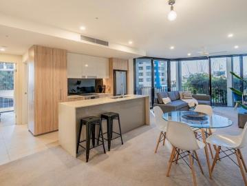 Spacious 2 Bed, 2 Bath Unit with Bamboo Garden