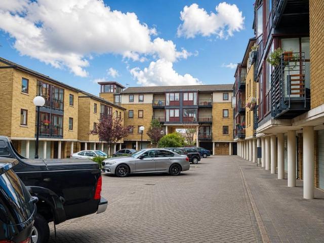 Spacious 2 Bed Apartment | 15 Min to Canary Wharf