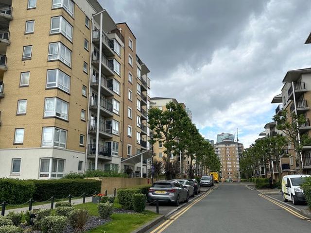 Spacious 2 Bed Flat 10mins to Canary Wharf E14
