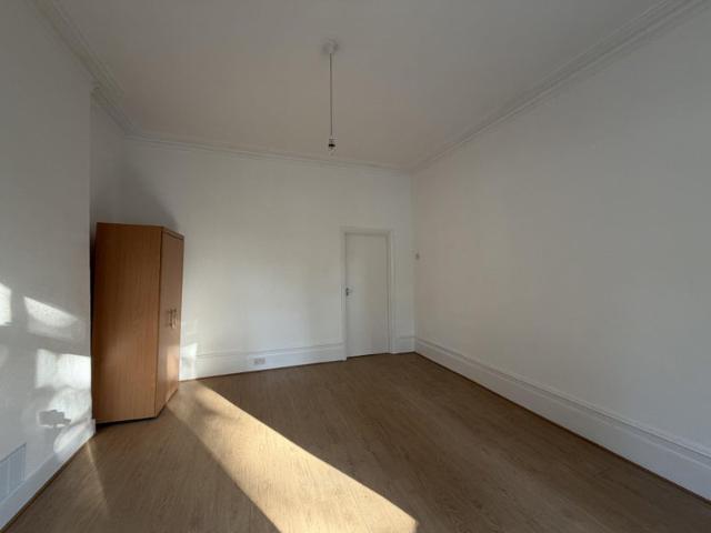 Spacious 2 Bed Ground Floor Flat with Garden