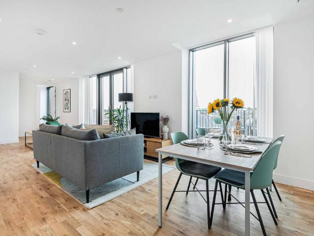 Spacious 2 Bed Penthouse| Bills. 2 bed apartment to rent £2,440 pcm £563 pw