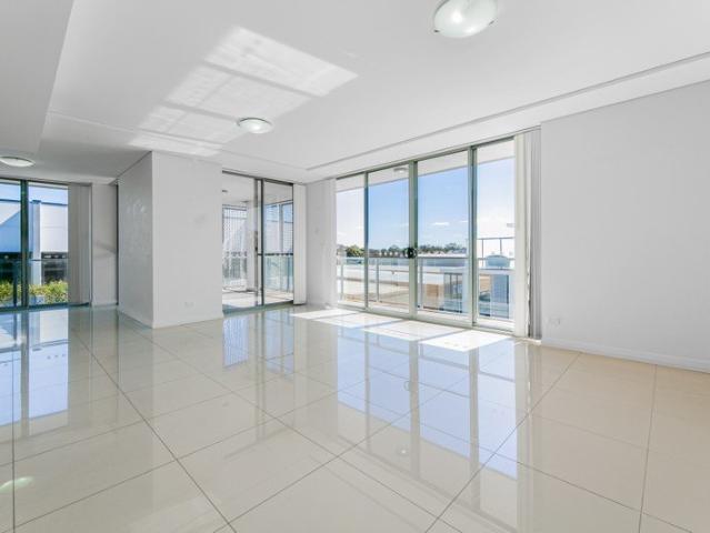 Spacious 2 Bed Study with Comfort and Functionality
