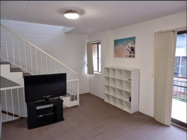 Spacious 2 bedroom, 3 level apartment. Walk to UQ