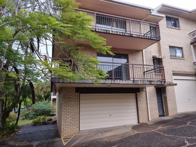 Spacious 2 bedroom, 3 level apartment. Walk to UQ