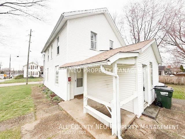 Spacious 2 bedroom, 1 bath close to shopping and other amenities