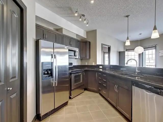 Spacious 2 bedroom, 2 bathroom third floor condo — 2 Bedrooms Condo Unit