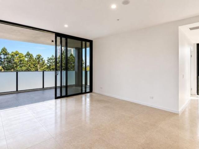 Spacious 2 Bedroom, 2 Bathroom Residence in the Prestigious Vantage View Building