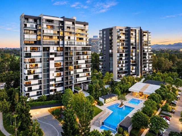 Spacious 2 Bedroom, 2 Bathroom Residence in the Prestigious Vantage View Building