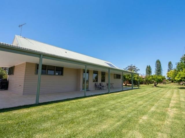 Spacious 2 bedroom cottage Peaceful rural setting