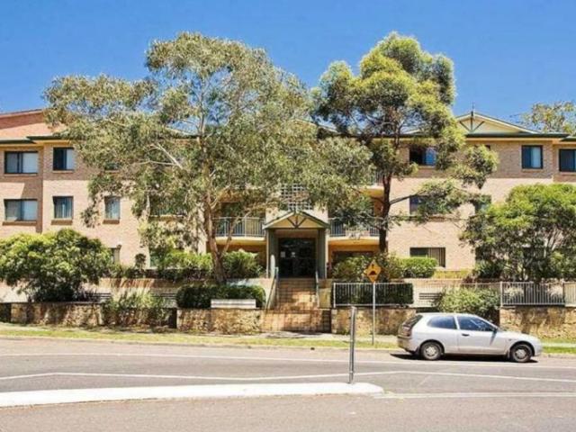 SPACIOUS 2 BEDROOM APARTMENT, CLOSE TO THE STATION!