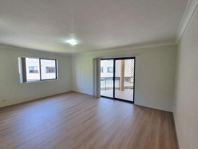 SPACIOUS 2 BEDROOM APARTMENT, CLOSE TO THE STATION!