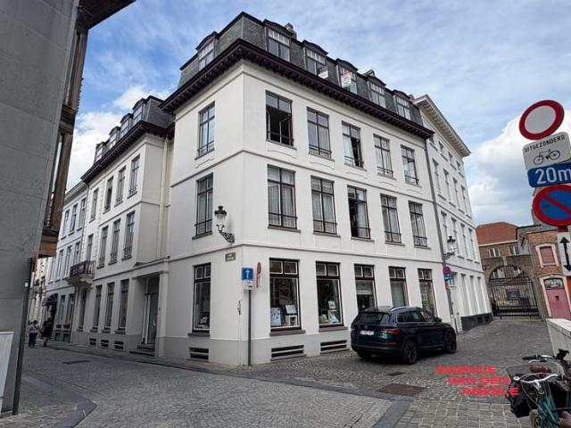 Spacious 2 bedroom apartment in a prime location in the hear