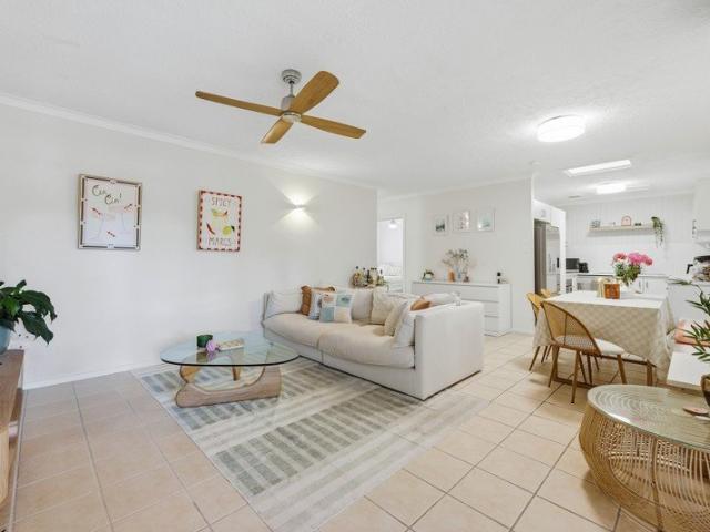 Spacious 2 Bedroom Apartment In The Heart Of Mermaid Close To Beaches, Cafés & Shopping