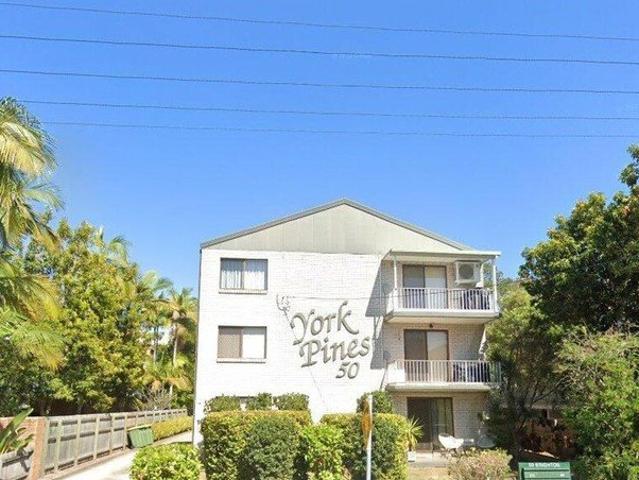 Spacious 2 Bedroom Apartment Just One Street from the Broadwater