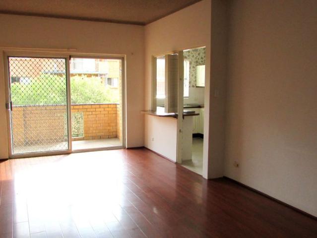 Spacious 2 bedroom Apartment walk to Station