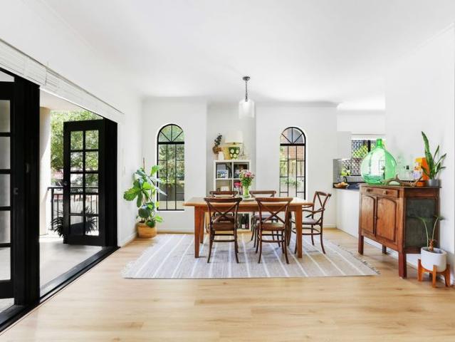 Spacious 2 bedroom apartment with courtyard setting