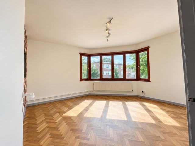 Spacious 2 bedroom apartment with additional office space