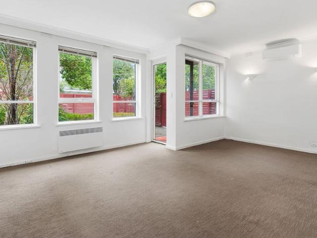 Spacious 2 Bedroom Apartment with Great Courtyard
