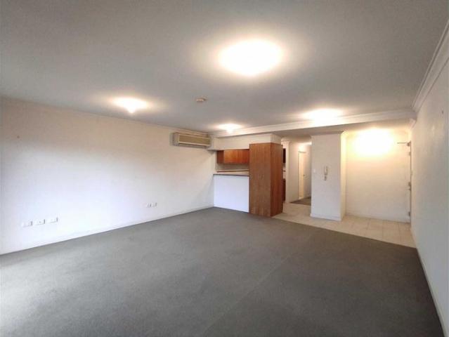 Spacious 2 Bedroom Apartment with Double Secured Car Bays In the Heart of CBD!