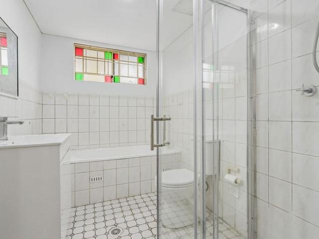 SPACIOUS 2 BEDROOM APARTMENT WITH LOCK UP GARAGE