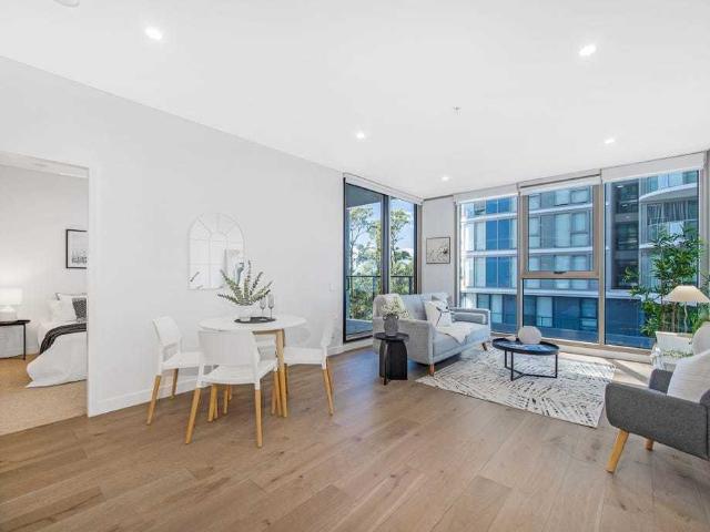 Spacious 2 Bedroom Apartment with natural light & Open Kitchen & Swimming Pool & Gym & 1Min Walking to Train Station and Metro