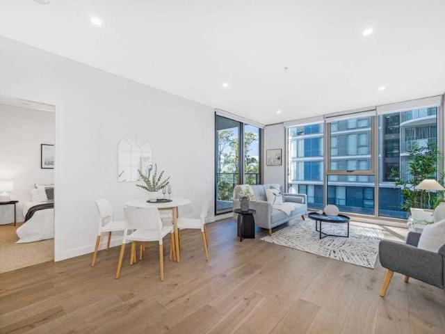 Spacious 2 Bedroom Apartment with natural light & Open Kitchen & Swimming Pool & Gym & 1Min Walking to Train Station and Metro
