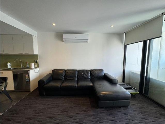 Spacious 2 Bedroom Apartment with Secure Car Park in the Heart of the CBD
