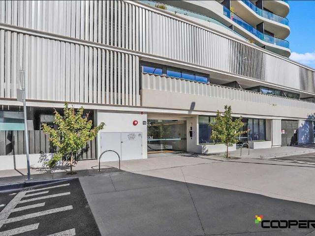 Bayside Elegance – Waterfront Outlook with Private Gym Access