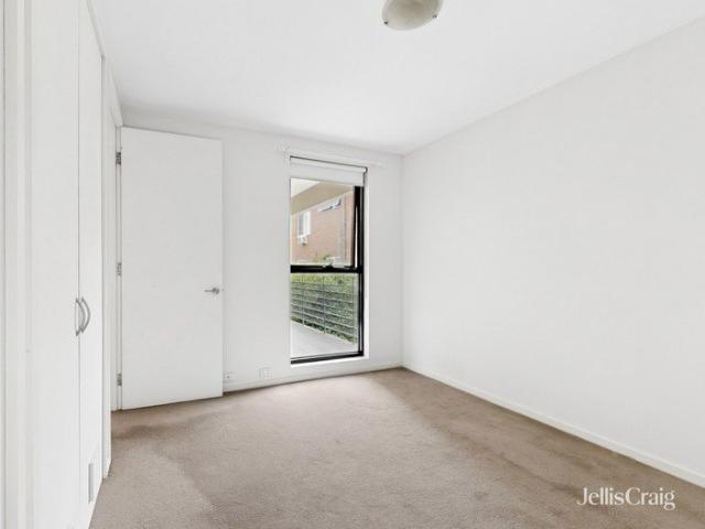 Spacious 2 bedroom apartment with two car spaces in central Elwood