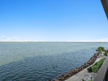 Spacious 2 Bedroom Apartment with Unrivalled Broadwater Views!