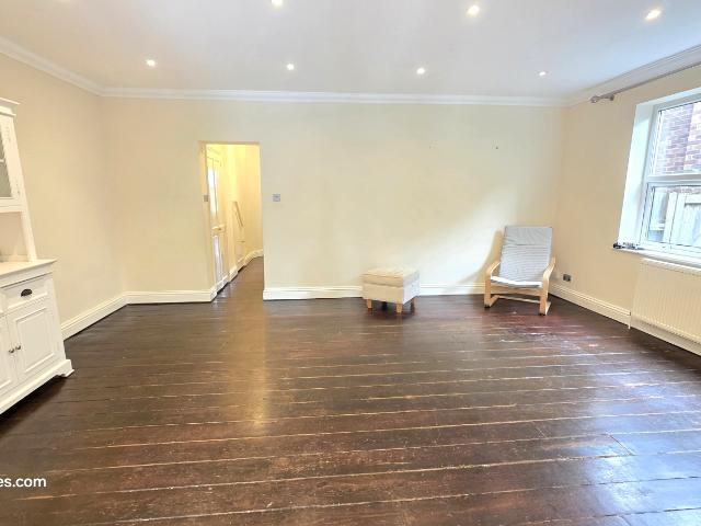 Spacious 2 Bedroom Garden Flat