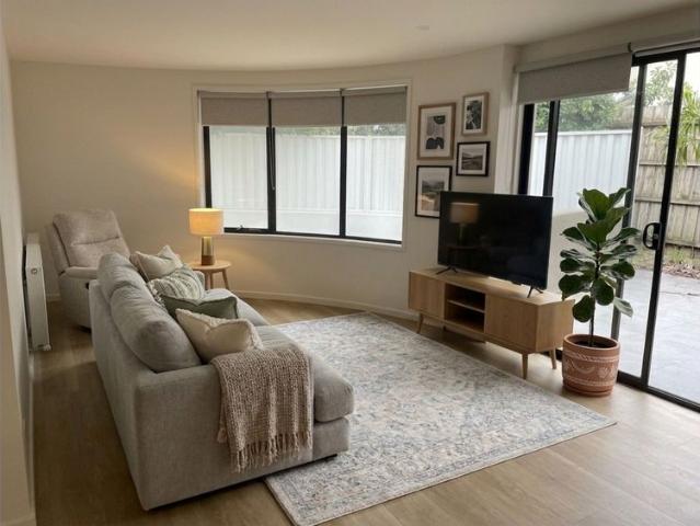 Spacious 2 Bedroom Ground Floor Apartment with Courtyard & Secure Parking