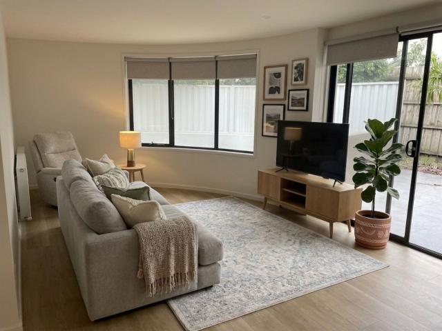 Spacious 2 Bedroom Ground Floor Apartment with Courtyard & Secure Parking