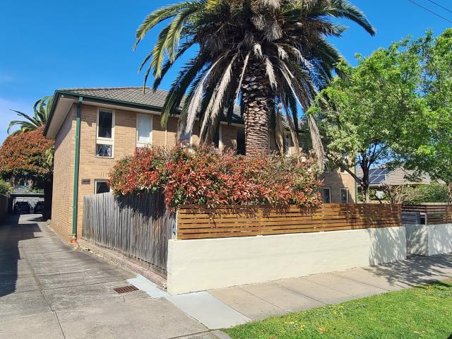 Spacious 2 Bedroom Ground Floor Apartment in Convenient Glen Huntly