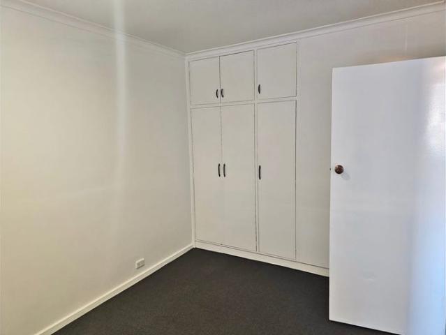Spacious 2 Bedroom Ground Floor Apartment in Convenient Glen Huntly