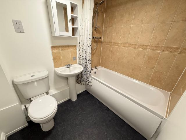 Spacious 2 Bedroom Ground Floor Apartment in Dunstable with Allocated Parking