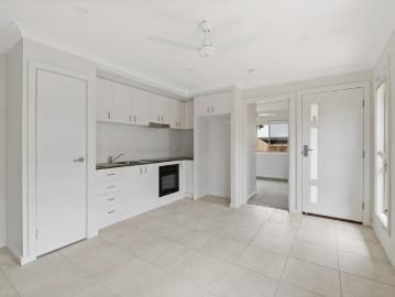 SPACIOUS 2 BEDROOM DUPLEX IN LOGAN RESERVE!