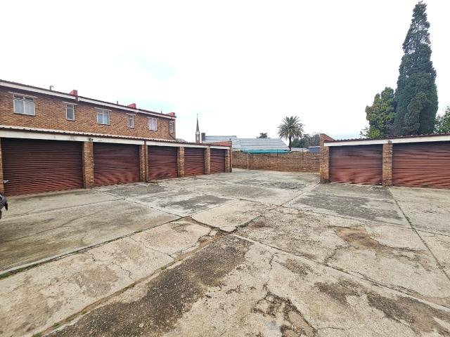 Spacious 2 Bedroom Duplex with Private Garden in Nimrod Park