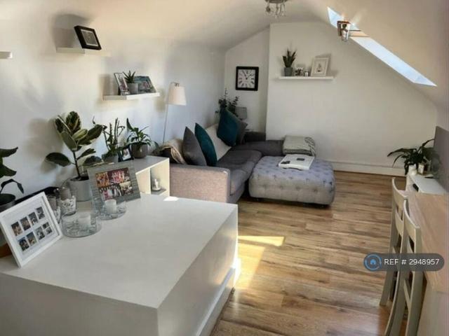 Spacious 2 bedroom flat