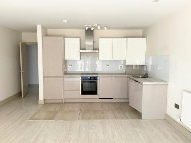 Spacious 2 Bedroom Flat to Rent W/Garden, KT10