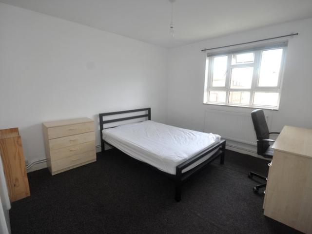 Spacious 2 Bedroom Flat Right by Regents Park!