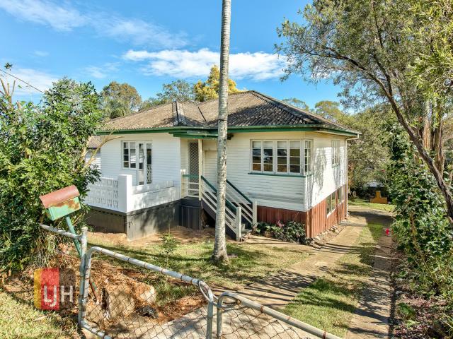 SPACIOUS 2 BEDROOM HOUSE WITH LARGE YARD !