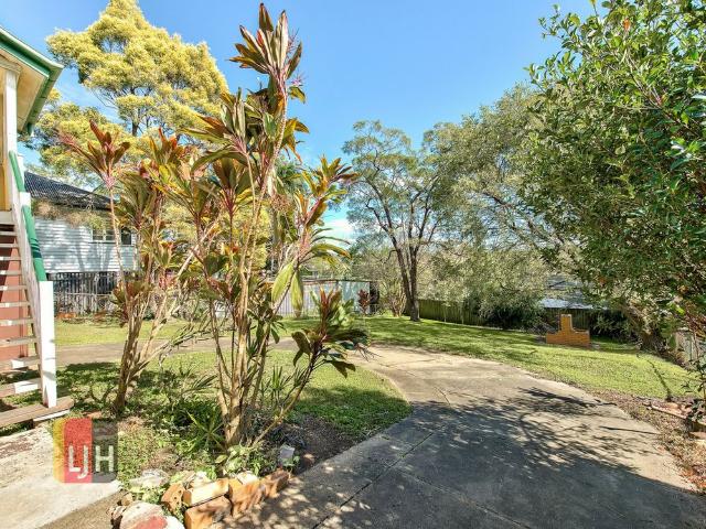 SPACIOUS 2 BEDROOM HOUSE WITH LARGE YARD !
