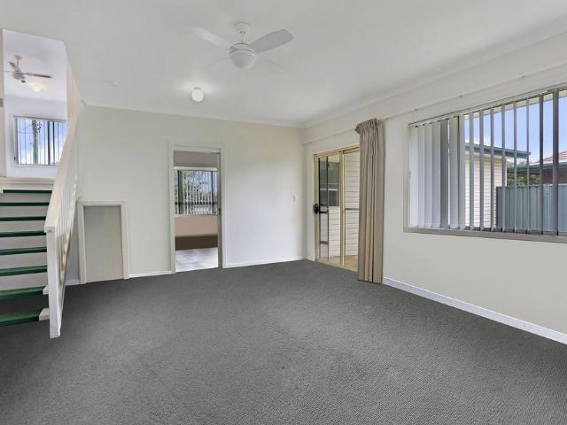 Spacious 2 Bedroom Home Walk to Station